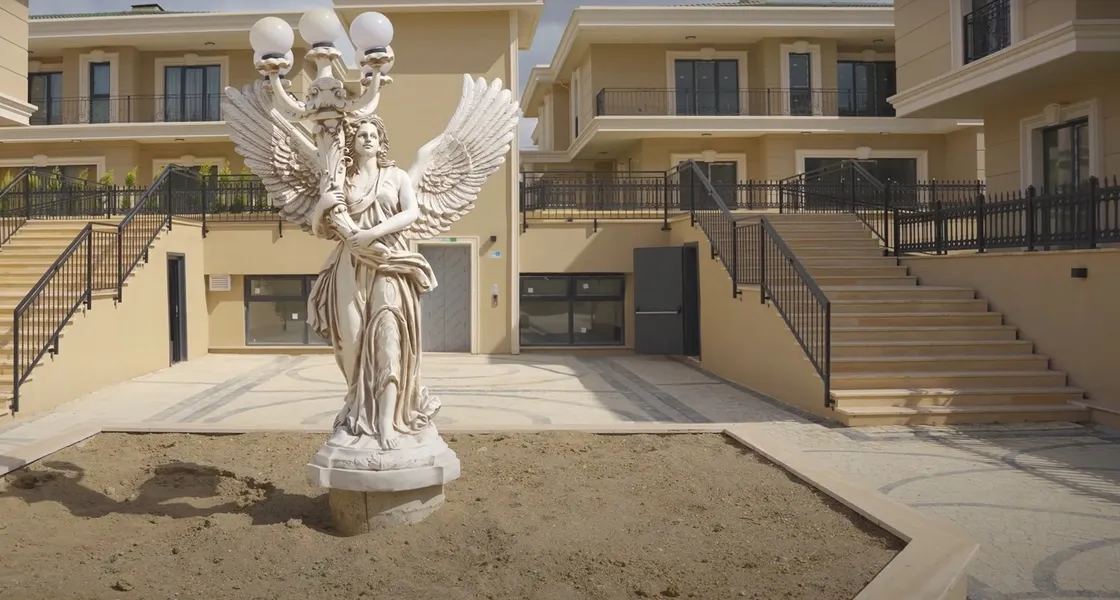 Queen Villa